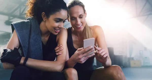 Two Can Play Game Two Attractive Sportswomen Gym Sitting Reading — Fotografia de Stock