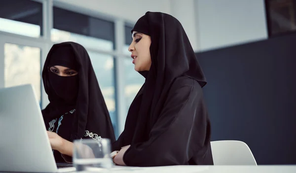 Παραγωγικότητα Προηγείται Δύο Νεαρές Αραβικές Επιχειρηματίες Που Εργάζονται Ένα Φορητό — Φωτογραφία Αρχείου