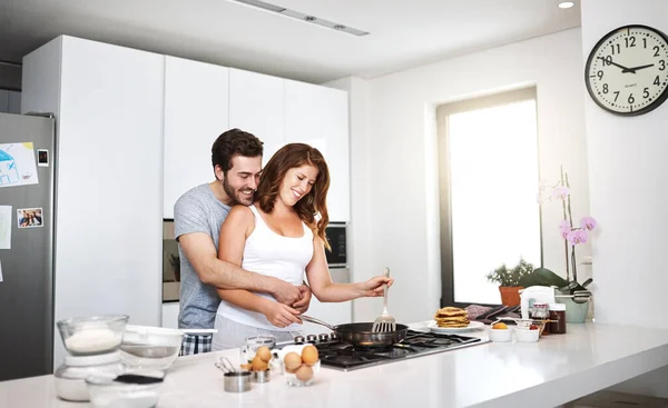 Right Arms You Belong Happy Young Couple Preparing Breakfast Morning — 스톡 사진