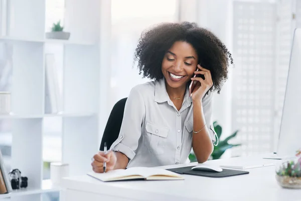 Let Schedule Diary Young Businesswoman Talking Cellphone Office – stockfoto