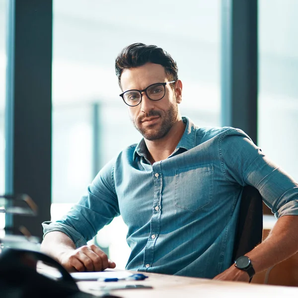 Young Confident Professional Business Man Wearing Glasses Sitting His Desk — Stockfoto