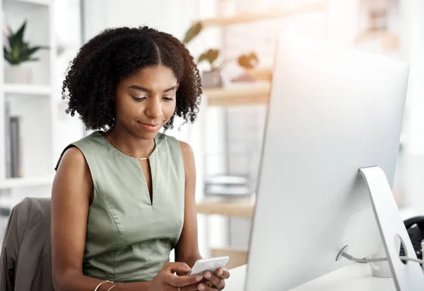 Making Happen Mobile Form Young Businesswoman Using Mobile Phone Her — Stok fotoğraf