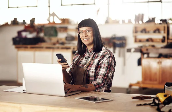 Always Available Customers Cropped Portrait Attractive Young Woman Working Her — Stock Photo, Image