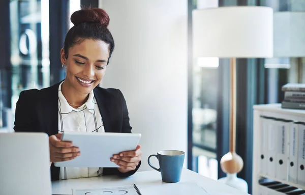 Productivity Certain Using Smart Apps Young Businesswoman Using Digital Tablet — Stockfoto