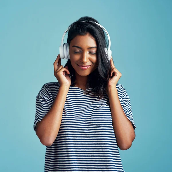 Shes Really Feeling Music Beautiful Young Woman Wearing Headphones Blue — Foto de Stock
