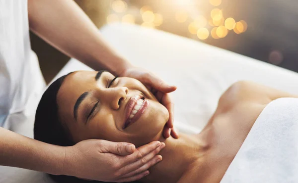 She Sure Didnt Regret Booking Massage Attractive Young Woman Getting — Fotografia de Stock