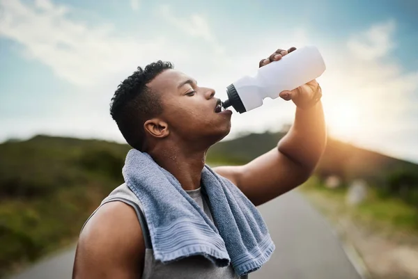 Cooling Intense Run Sporty Young Man Drinking Water While Exercising — Stok fotoğraf