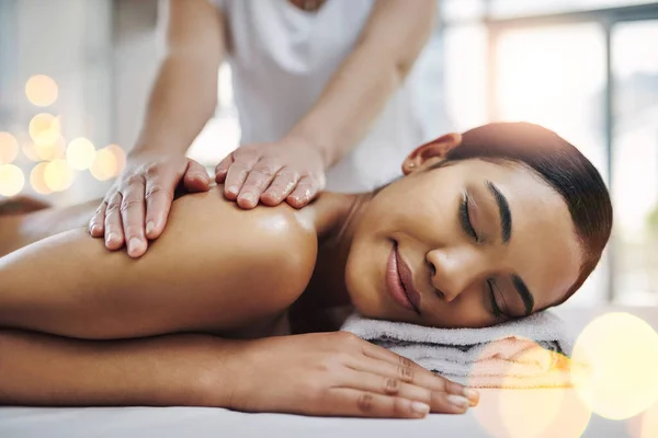 Getting Goosebumps All Relaxed Cheerful Young Woman Getting Massage Indoors — Stockfoto