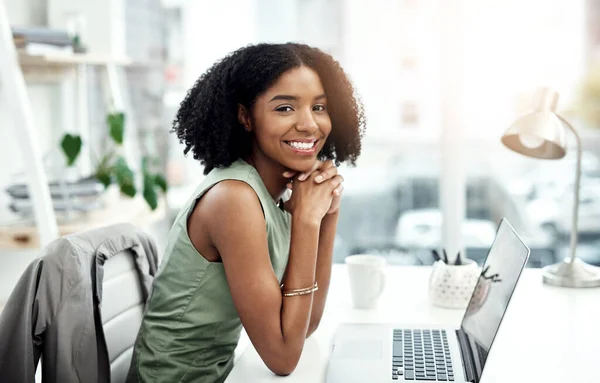 Ill Never Complain Job Cropped Portrait Attractive Young Businesswoman Working — Foto de Stock