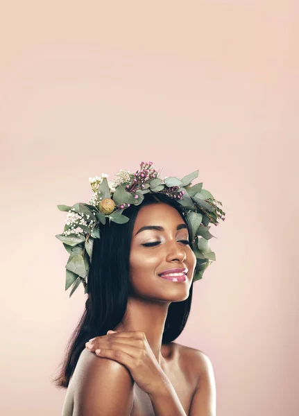 Keeping Natures Beauty Close Studio Shot Beautiful Young Woman Wearing — Stockfoto