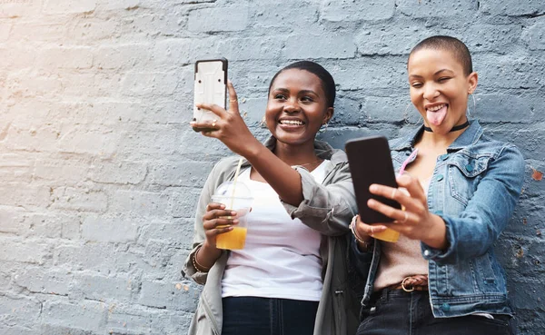 Capturing All Crazy Moments Two Young Women Standing Building Smiling — ストック写真