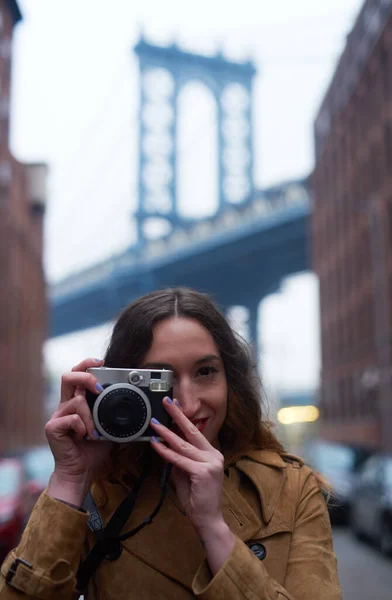 Making Big Memories Big City Portrait Attractive Young Woman Taking — Stockfoto
