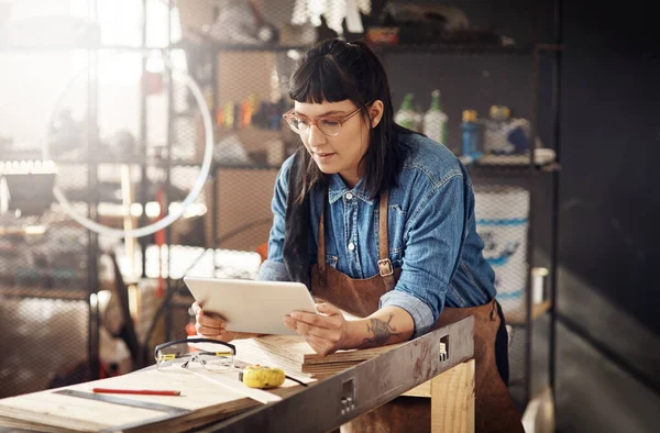 Shes Focused Her Designs Attractive Young Woman Working Her Tablet — 스톡 사진