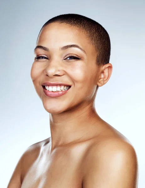 You Defined Your Hair Studio Shot Beautiful Young Woman Smiling — Stockfoto
