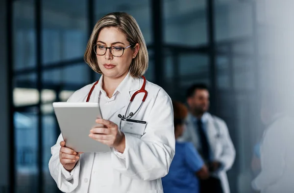 Connected Call Young Doctor Using Digital Tablet Hospital Her Colleagues — Foto Stock