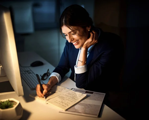 Going Way Young Businesswoman Writing Notes While Working Late Office — Stock fotografie