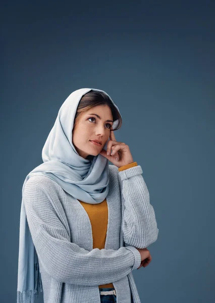 Wonder Attractive Young Woman Looking Thoughtful While Posing Grey Background — Stok fotoğraf