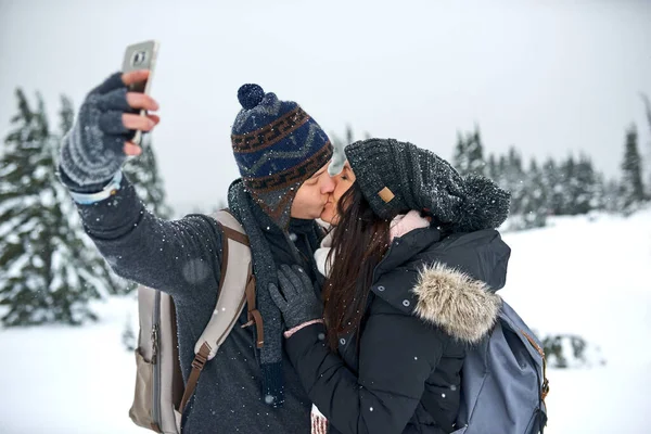 Kiss Your Lips Freeze Man Taking Selfie His Girlfriend While — Stockfoto