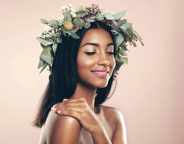 Blissfully Natural Studio Shot Beautiful Young Woman Wearing Wreath While — Fotografia de Stock