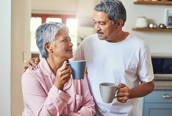 How Start Our Mornings Cheerful Elderly Couple Holding Each Other — Zdjęcie stockowe