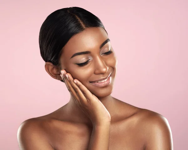 Her Skin Feels Amazing Studio Shot Beautiful Young Woman Posing — Foto Stock