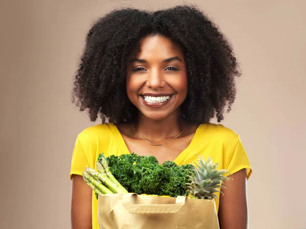 Lots Greeny Goodness Studio Shot Attractive Young Woman Holding Bag — Fotografia de Stock