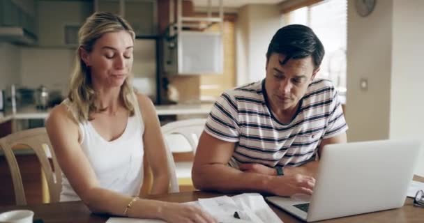 Frustrated Stressed Concerned Couple Worried High Mortgage Rate Bills Angry — Vídeo de Stock