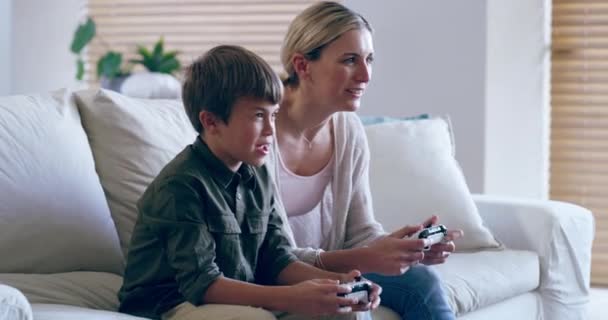 Μια Διασκεδαστική Οικογένεια Που Παίζει Ένα Βιντεοπαιχνίδι Μαζί Στον Καναπέ — Αρχείο Βίντεο