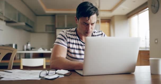 Стрессовый Человек Ноутбуком Проверяющий Финансы Бюджет Сберегательный Счет Читающий Документы — стоковое видео