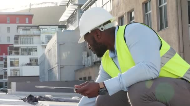 Professional Male Foreman Contractor Inspecting Building Adding Updates Tablet Young — Vídeo de Stock