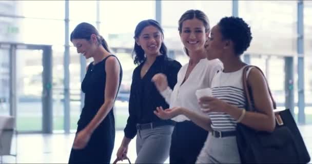 Business Travel Talking Walking Team Group Corporate Professional Women Airport — Vídeo de Stock