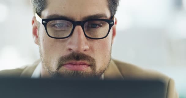Крупный План Серьезного Мыслящего Сосредоточенного Профессионального Мужчины Смотрящего Ноутбук Своем — стоковое видео
