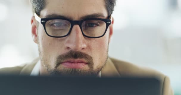 Closeup Serious Thinking Focused Professional Male Looking Laptop His Office — Stock videók