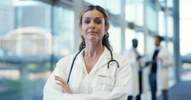 Σοβαρή Αφοσιωμένη Και Αυτοπεποίθηση Γυναίκα Γιατρός Στέκεται Αγκαλιά Σταυρωμένα Νοσοκομείο — Αρχείο Βίντεο