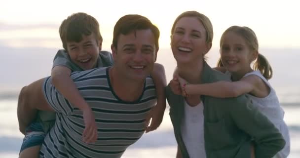 Счастливая Семья Пляже Детьми Свиньи Верхом Смеющихся Улыбающихся Отца Матери — стоковое видео
