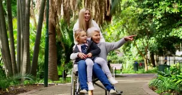 Μια Ευτυχισμένη Οικογένεια Που Διασκεδάζει Και Δένεται Ένα Πάρκο Γελώντας — Αρχείο Βίντεο