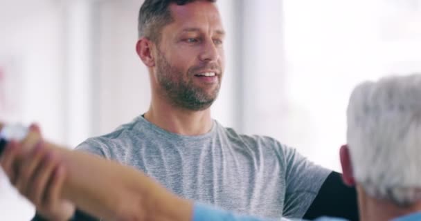 Male Physical Therapist Helping Old Patient Stretch Hospital Happy Physiotherapist — Vídeos de Stock