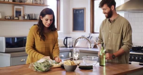 Young Couple Cooking Drinking Wine Preparing Meal Together While Bonding — Vídeo de stock