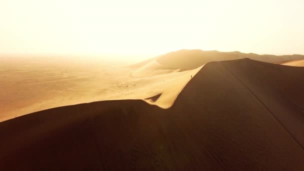 Hiking Adventure Drone View Male Hiker Exploring Sand Dunes Rugged — Video Stock