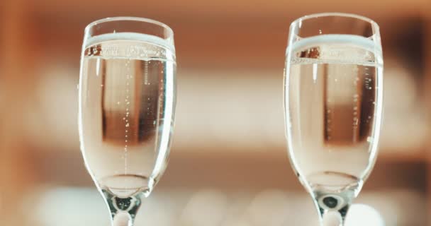 Ποτήρια Σαμπάνιας Ρομαντισμός Και Γιορτή Αλκοόλ Εστιατόριο Για Γενέθλια Επέτειο — Αρχείο Βίντεο