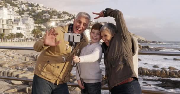 Family Having Fun Beach Taking Selfies Bonding While Vacation Together — Stockvideo