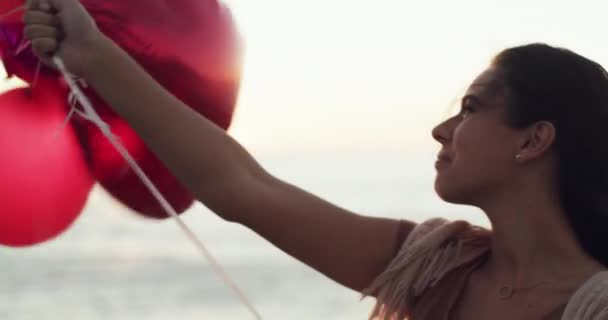 Happy Carefree Woman Playing Balloons Alone Beach Sunset Carefree Cheerful — Wideo stockowe