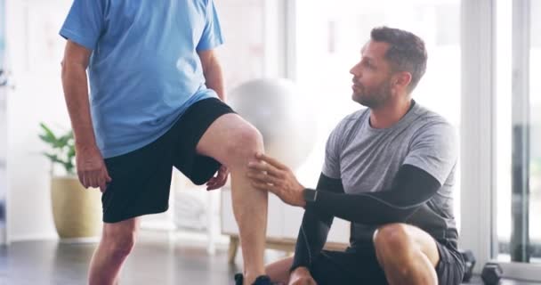 Male Physiotherapy Professional Taking Care Stretching Senior Patient Help Leg — Stock videók