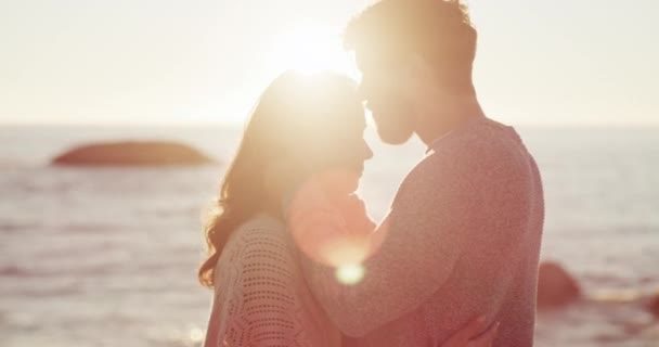 Romantic Happy Hugging Young Couple Sharing Beautiful Moment Beach Sunset — 图库视频影像