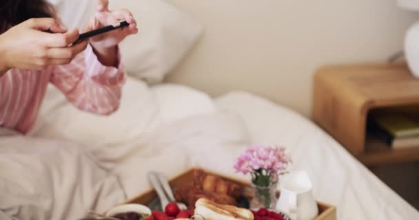 Social Media Influencer Taking Photo Phone Healthy Breakfast Bed Online — Stockvideo