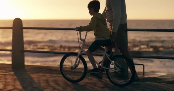 Caring Father Teaching His Young Son Ride Bicycle Evening Ocean — Vídeos de Stock