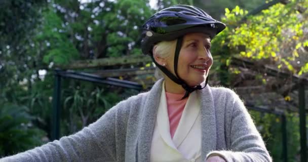 Старшая Женщина Катается Велосипеде Веселится Наслаждается Расслабляющим Днем Природе Одиночку — стоковое видео