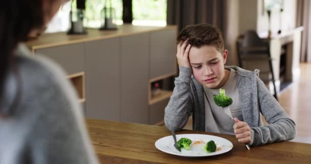 Разочарованный Мальчик Сказал Здоровые Овощи Которые Ненавидит Своей Маме Время — стоковое видео