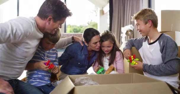 Счастливая Взволнованная Веселая Семья Распаковывает Коробки После Переезда Переезда Покупки — стоковое видео