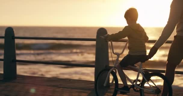 Learning Ride Bike Father Teaching His Son Cycle Beach Sea — Stockvideo